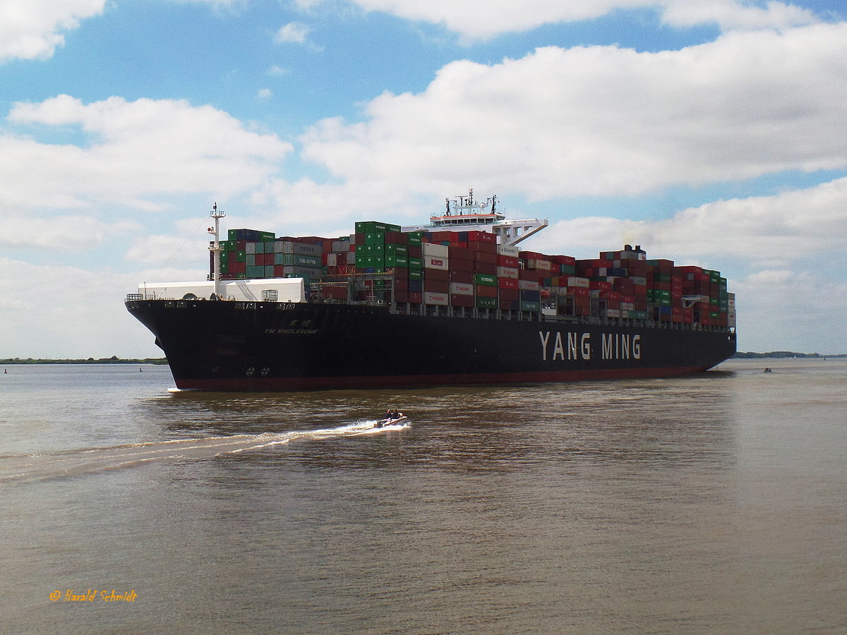 YM WHOLESOME (IMO 9704611) am 16.8.2016, Hamburg, Elbe, Höhe Blankenese  / 
Containerschiff / BRZ 144.651 / Lüa 368 m, B 51 m, Tg 16,02 m / 1 Diesel, MAN-B&W/Hyundai 11S90ME-C9.2, 53.250 kW (72.399 PS), 23,2 kn / 13.800 TEU / gebaut 2015 bei Hyundai, Ulsan, Süd Korea / Flagge + Heimathafen: Hong Kong, China / Operatot: Yang Ming Marine Transport Corporation / 