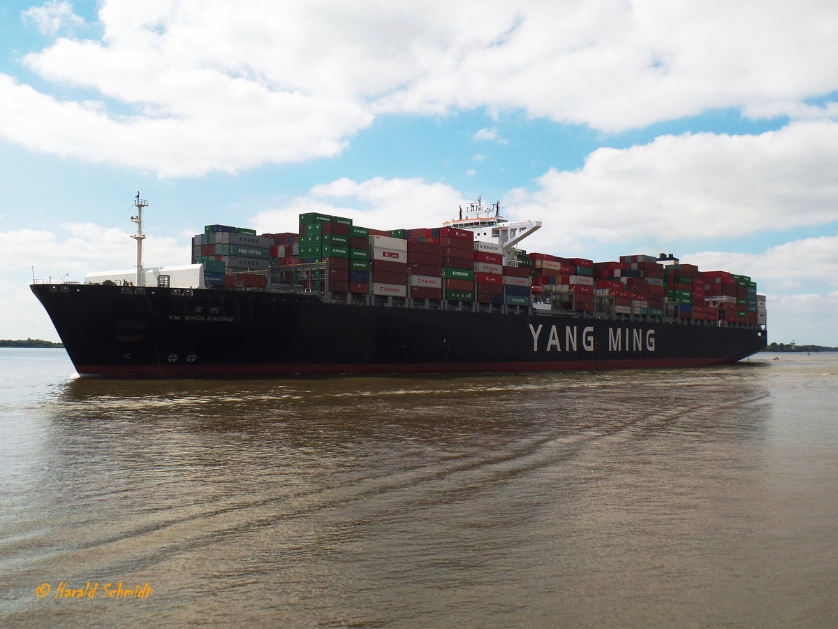 YM WHOLESOME (IMO 9704611) am 16.8.2016, Hamburg, Elbe, Höhe Blankenese  /
Containerschiff / BRZ 144.651 / Lüa 368 m, B 51 m, Tg 16,02 m / 1 Diesel, MAN-B&W/Hyundai 11S90ME-C9.2, 53.250 kW (72.399 PS), 23,2 kn / 13.800 TEU / gebaut 2015 bei Hyundai, Ulsan, Süd Korea / Flagge + Heimathafen: Hong Kong, China / Operatot: Yang Ming Marine Transport Corporation / 