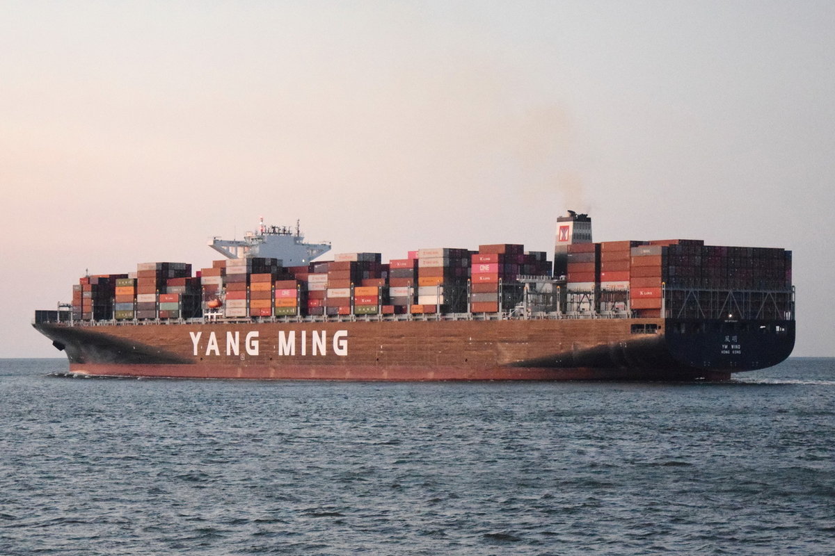 YM WIND , Containerschiff , IMO 9708461 , Baujahr 2017 , 368m × 51m , 14000 TEU , am 02.09.2018  bei der Alten Liebe Cuxhaven