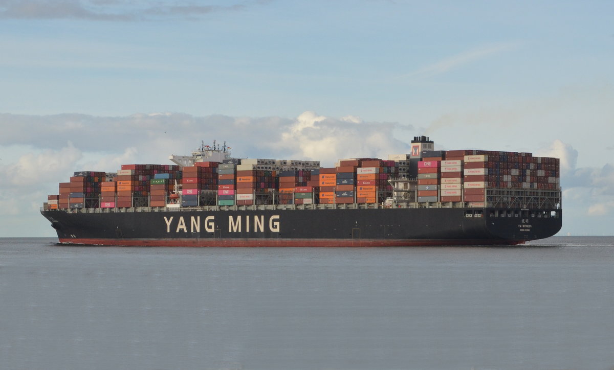 YM WITNESS, Containerschiff Heimathafen Hong Kong, Baujahr: 2015, 14080 TEU, IMO: 9704609 Länge: 368.00 m, Breite: 51.00 m, Tiefgang: 16.00 m, 22.50 kn. Auslaufend von Hamburg. Am 26.09.2018. bei Cuxhaven.
