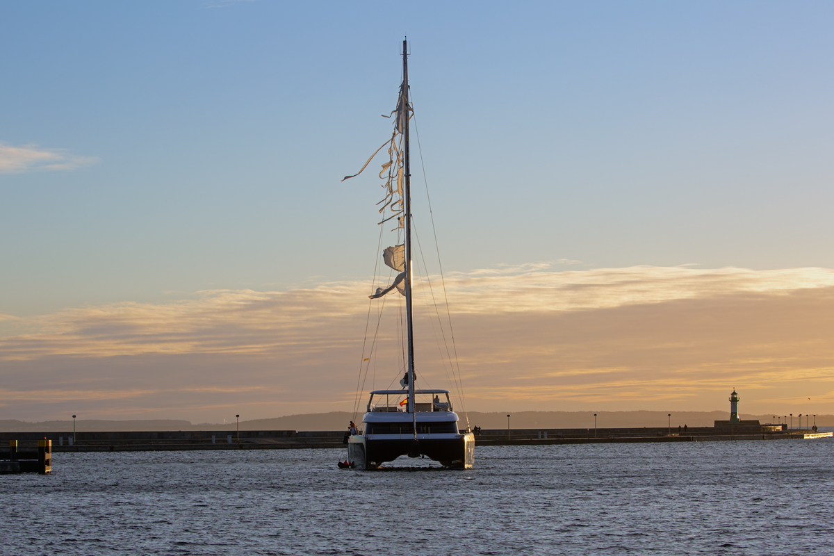 YOLO mit zerfetztem Segel und gesetzter gelber Flagge im Sassnitzer Hafen. - 21.01.2022