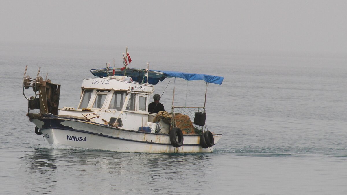 Yunus A, ein kleines Fischerboot. Aufgenommen 25.04.2024 im Hafen von Kusadasi/Türkei
