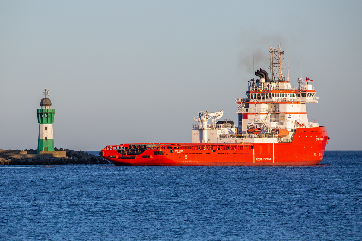 YURY TOPSHEV (IMO 9338230) beim Auslaufen in Mukran mit Röhren für die Gaspipeline Nord Stream 2. - 05.03.2021
