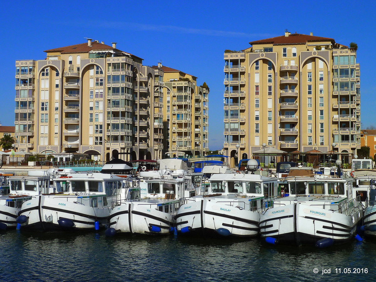 Zahlreiche narrowboats der Firma LOCABOAT warten im Hafen von Lattes auf Touristen welche sie mieten um Ferien auf dem Canal du Midi und den Kanälen der Camargue zu verbringen. Fotografiert am 15.02.2016