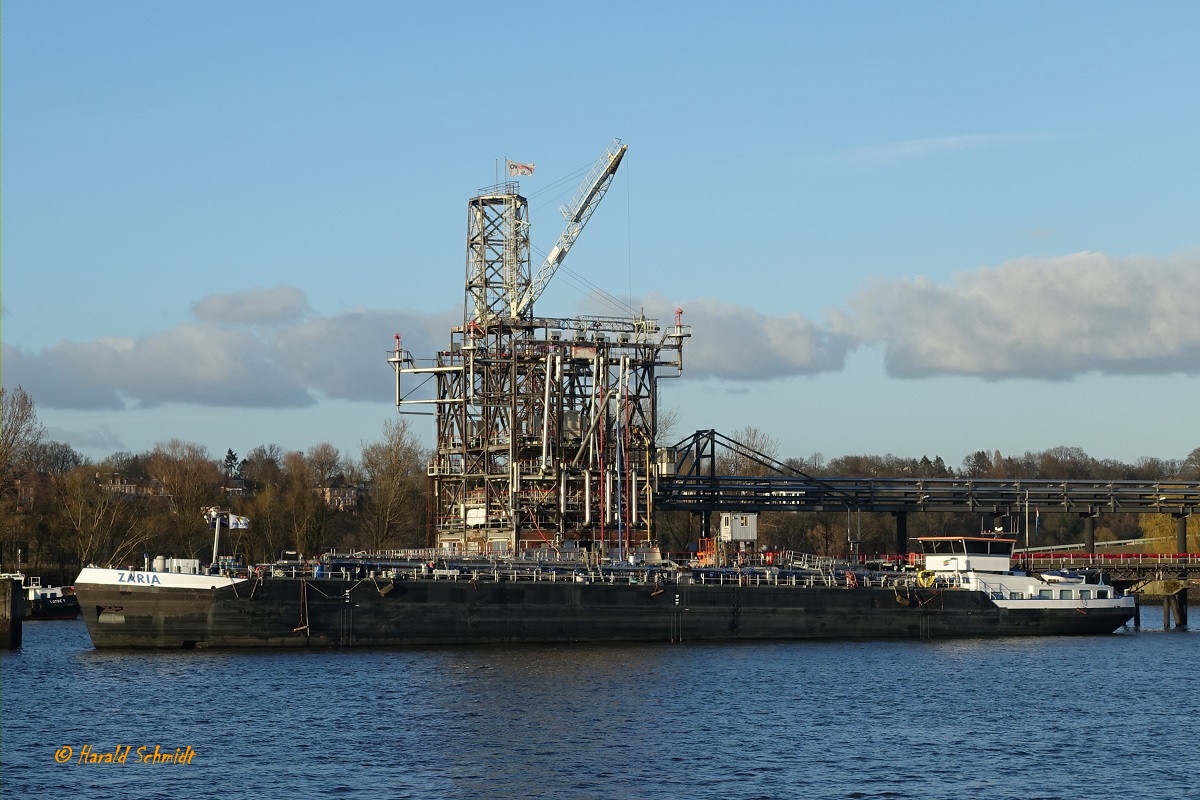 ZARIA (ENI 02334940) + (IMO 9667940) am 19.3.2019, Hamburg, Elbe, an der Ölverladebrücke im Köhlfleethafen / 
TMS / Tonnage: 2236 t / Lüa 86 m, B 11,45 m, Tg 3,65 m / 1 Diesel, Cummins QSK 38, 1250 kW (1700 PS) /gebaut 2012 / Heimathafen: Rotterdam, NL /
