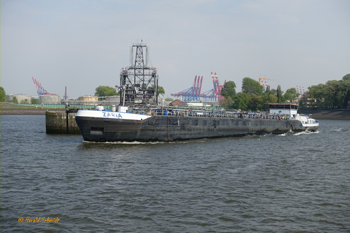 ZARIA (ENI 02334940) + (IMO 9667940) am 30.4.2019, Hamburg leer auslaufend, vor der Ölverladebrücke im Köhlfleethafen / 
TMS / Tonnage: 2236 t / Lüa 86 m, B 11,45 m, Tg 3,65 m / 1 Diesel, Cummins QSK 38, 1250 kW (1700 PS) /gebaut 2012 / Heimathafen: Rotterdam, NL /
