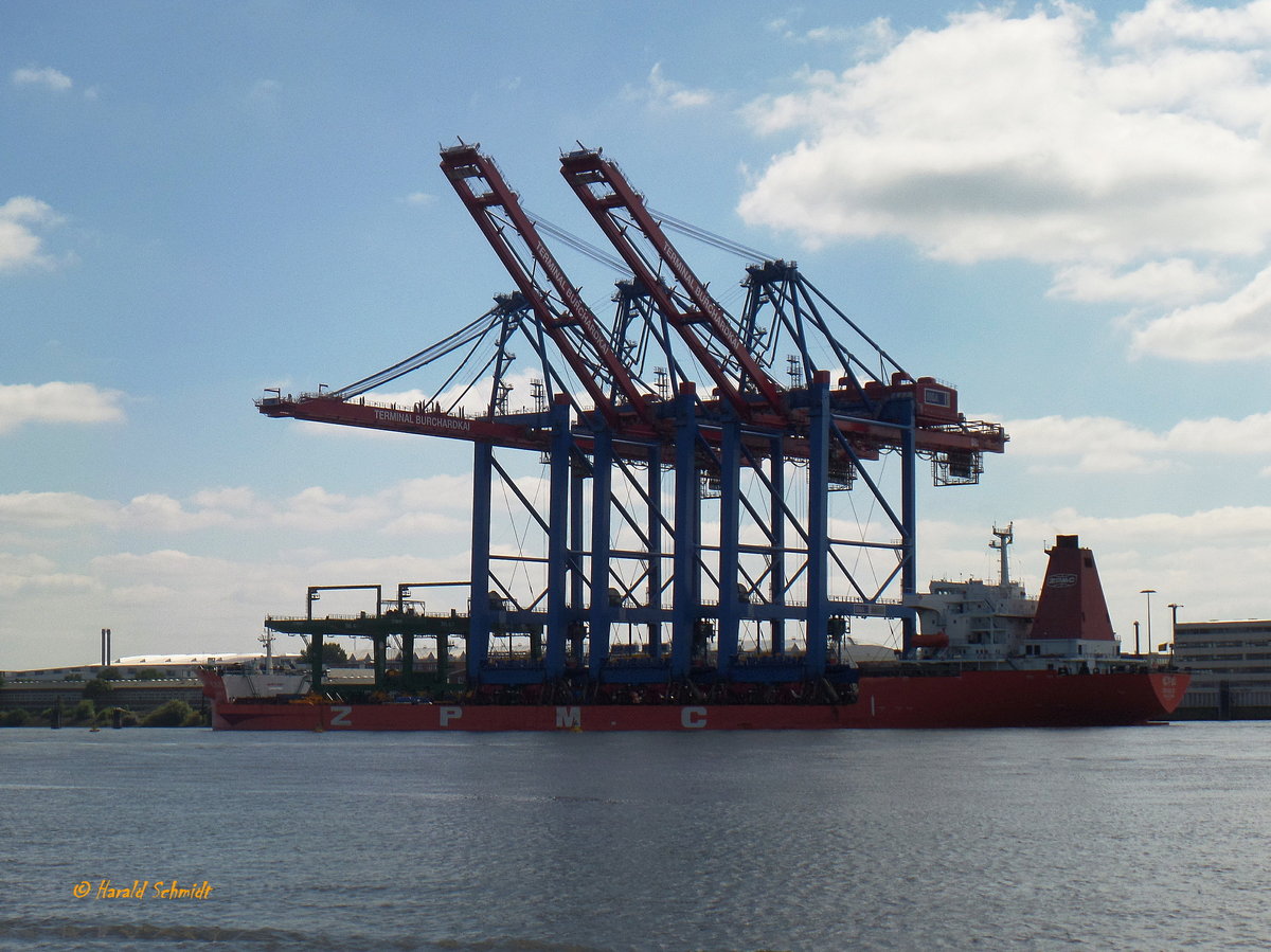 ZHEN HUA 20 (IMO 7826180) am 16.8.2016, Hamburg, Elbe vor Airbus, geladen sind 3 neue Containerbrücken für das HHLA Burchardkai Terminal  (CTB) für die Abfertigung von 20.000 und mehr TEU-Containerschiffen, die Ausleger sind 74 m lang und können damit 24 Containerreihen quer überspannen, jede Brücke wiegt 2.400 t und hat eine max. Nutzlast von 110 t / am 24.8.2016 wurden die Brücken an Land gebracht  /
Ex-Namen: EAGL BIS 1983; FINA BELGICA BIS 1993; SERENO BIS 1998, SERENO 2 bis 09.2006 /
Tanker bis 2006, dann Schwergutfrachtschiff / BRZ 39.329 / Lüa 247,2 m, B 41,64 m, Tg 8,5 m / 1 Diesel, Sulzer-Cegielski, 16.317 kW (22.185 PS); 15,3 KN / gebaut 1983 bei Gdynia Shipyard , Polen / Heimathafen: Kingstown, St. Vincent und die Grenadinen  / Eigner: Zhen Hua Heavy Industry, Shanghai, China /

