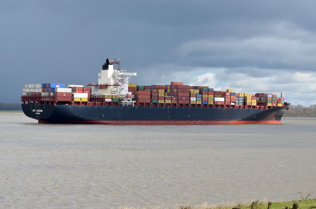 ZIM LONDON   Containerschiff   Lühe  02.04.2015    IMO 9332846   gebaut  2008
293 x 40m    TEU  6350

