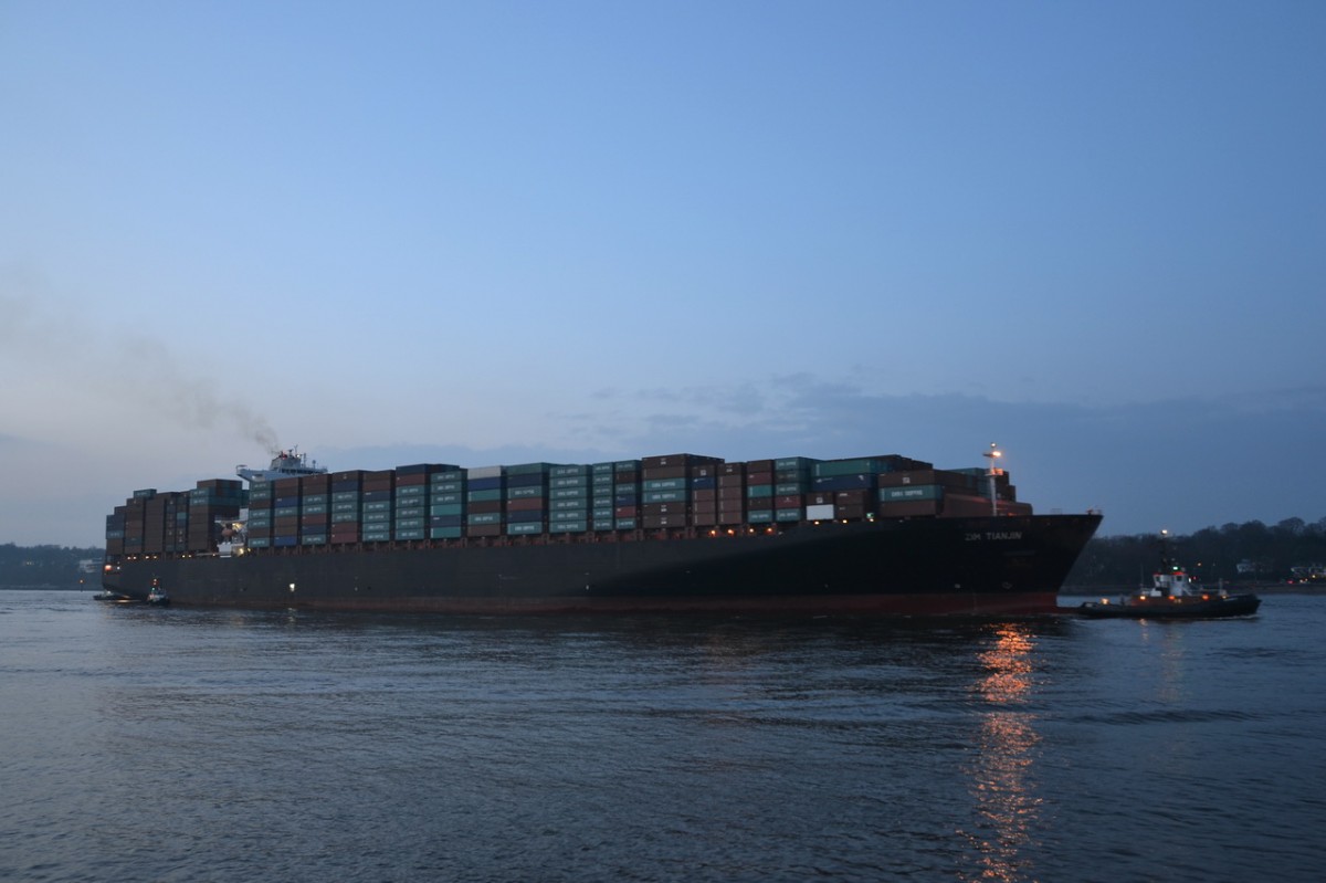 ZIM TIANJIN   Containerschiff  28.02.2014  Rüschpark
349 x 45 m     10062 TEU
