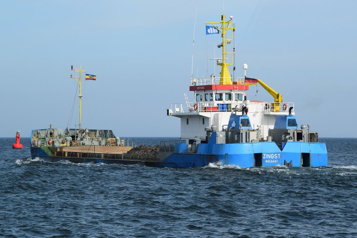 ZINGST ,Hopperbagger , IMO 9124562 , Baujahr 1995 , 66 x 12m , 29.03.2016 Rostock-Warnemünde