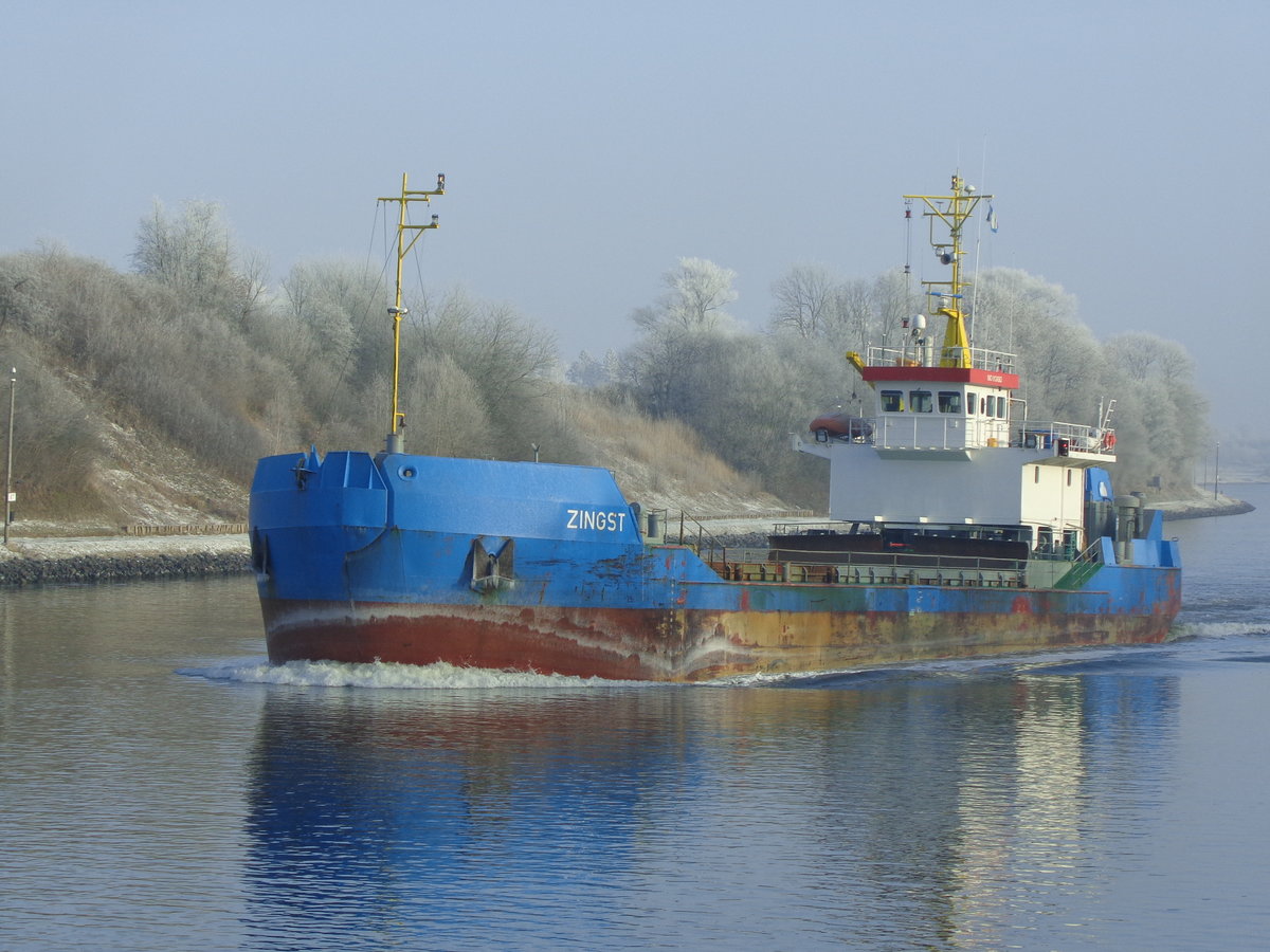 ZINGST - IMO 9124562  -Klappschutte - 1995 in Wolgast  gebaut - 1781 To.
am 22.01.2016 in Landwehr am NOK.