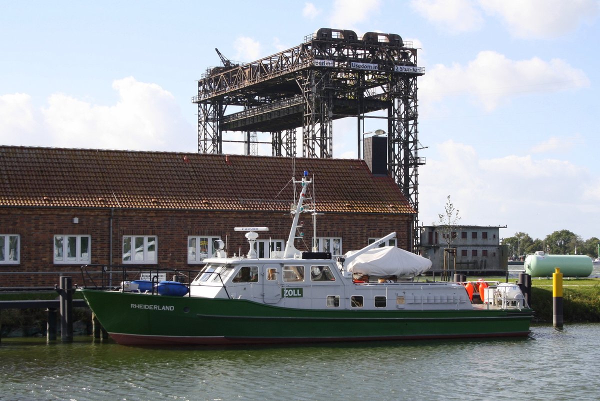 Zollboot   Rheiderland   / Karnin am Stammhafen Zollstation Karnin / Usedom, Aufnahme vom 27.09.2014 von Land aus.