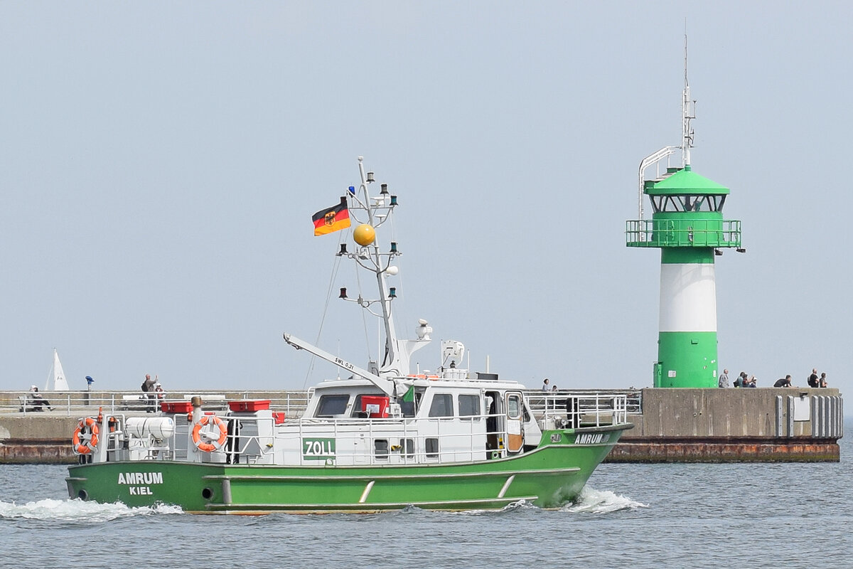 Zollboot AMRUM am 10.05.2022 bei Lübeck-Travemünde hinaus auf die Ostsee fahrend
