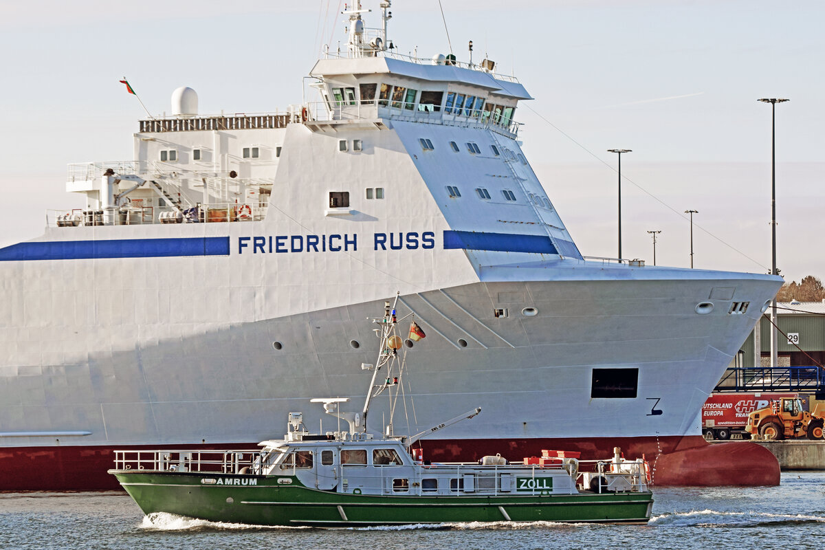 Zollboot AMRUM am 21.01.2022 auf Streifenfahrt im Hafen von Lübeck-Travemünde