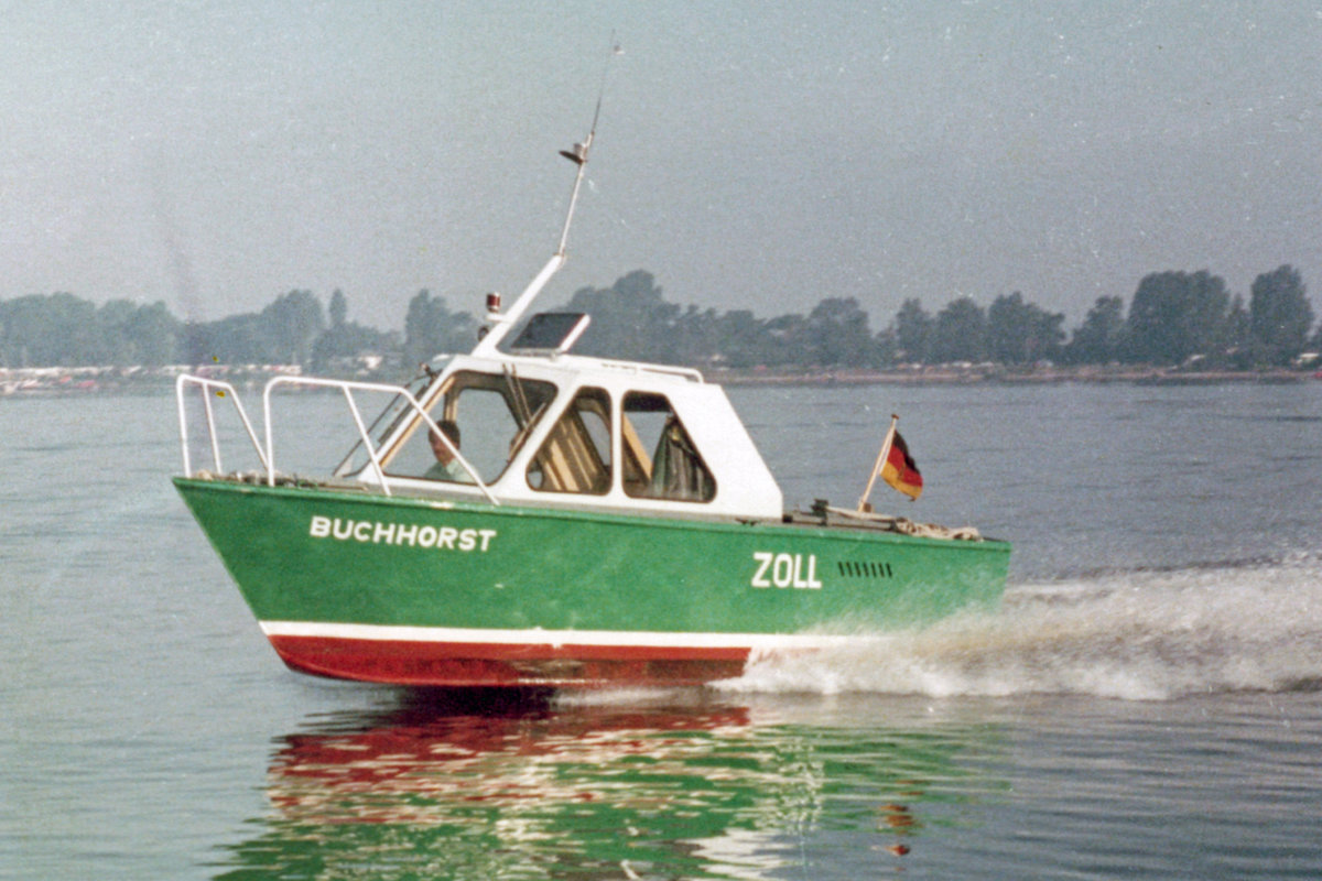 Zollboot BUCHHORST im Jahr 1980 in der Pötenitzer Wiek.Das Dienstboot hatte Jetantrieb und wurde von Beamten des Landzolldienstes, nicht des Wasserzolldienstes, gefahren. Es wurde im Juli 1979 der Grenzaufsichtsstelle (GASt) Priwall (zugehörig zum Hauptzollamt Lübeck-Ost, Zollkommissariat Lübeck-Süd) als Neubau zugewiesen. 