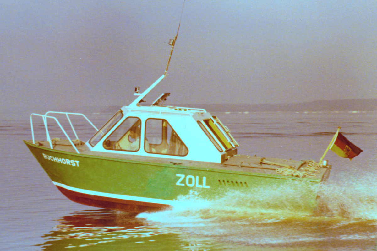 Zollboot BUCHHORST im Jahr 1980 in der Pötenitzer Wiek.Das Dienstboot hatte Jetantrieb und wurde von Beamten des Landzolldienstes, nicht des Wasserzolldienstes, gefahren. Es wurde im Juli 1979 der Grenzaufsichtsstelle (GASt) Priwall (zugehörig zum Hauptzollamt Lübeck-Ost, Zollkommissariat Lübeck-Süd) als Neubau zugewiesen.


