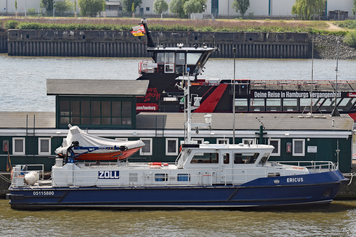 Zollboot ERICUS am 26.05.2020 an der Überseebrücke im Hafen von Hamburg