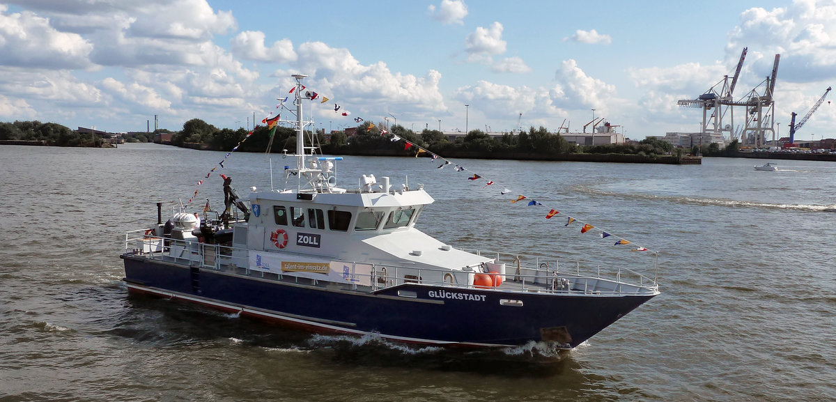 Zollboot GLÜCKSTADT in Hamburg (02.09.2017). Am  Tag des Zolls  wurde der Öffentlichkeit das erste  blaue Zollboot  präsentiert. 