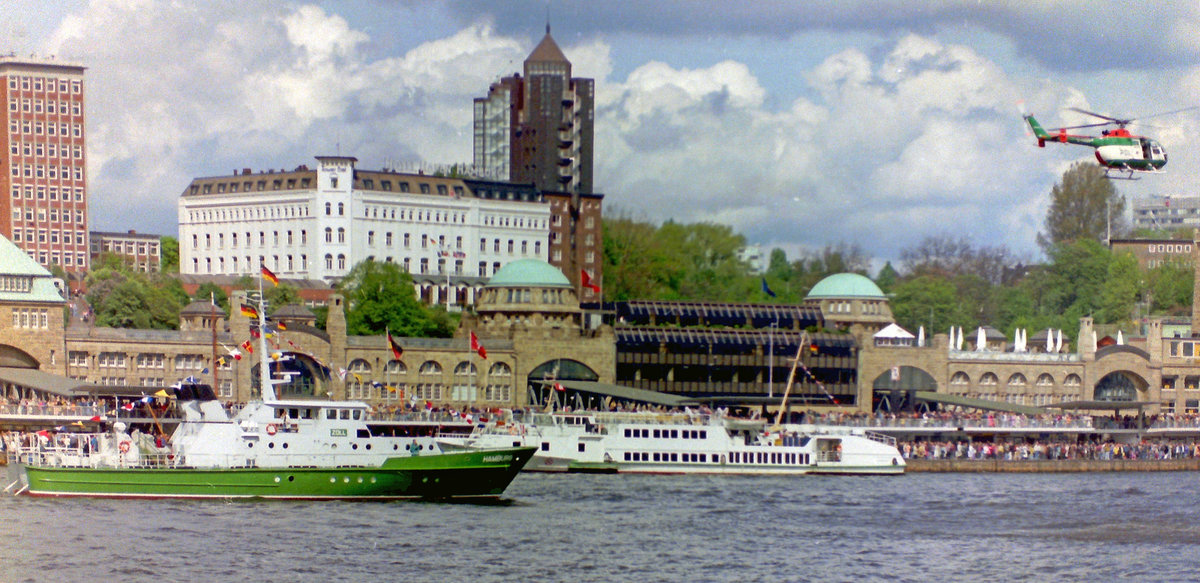 Zollboot HAMBURG und ein Polizeihubschrauber bei den Landungsbrücken in Hamburg. Hafengeburtstag Anfang der 1990er-Jahre (genaues Datum nicht mehr bekannt)