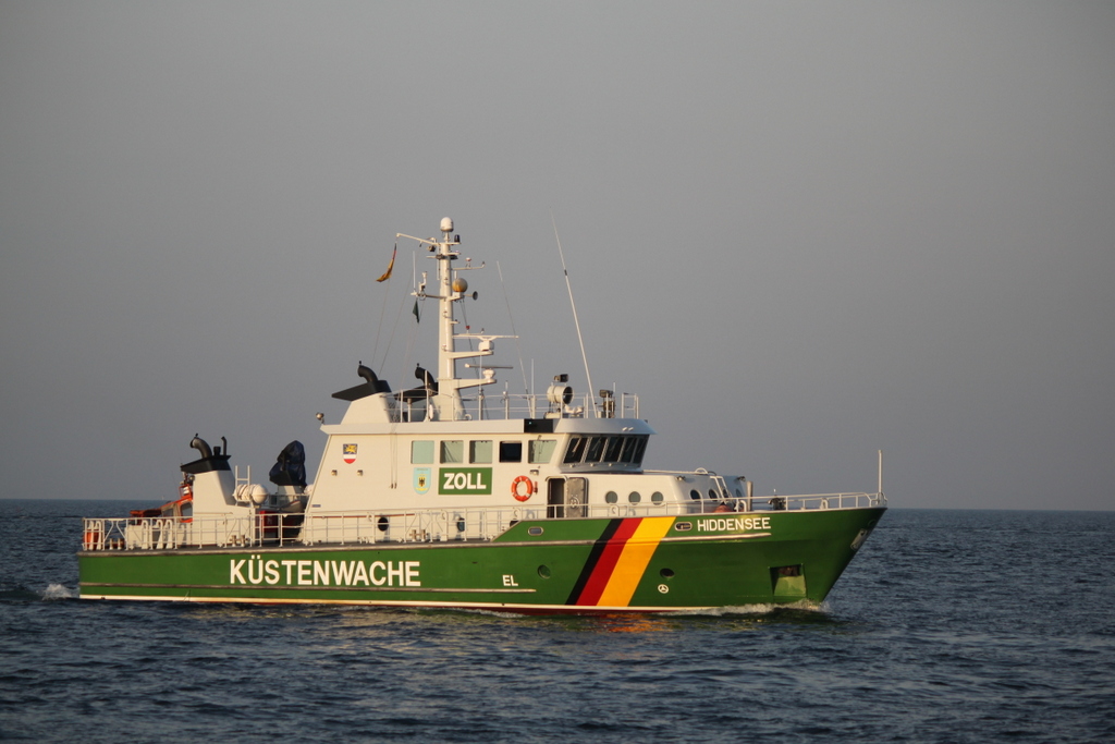 Zollboot Hiddensee beim Einlaufen am Abend des 06.10.2018 in Warnemünde.