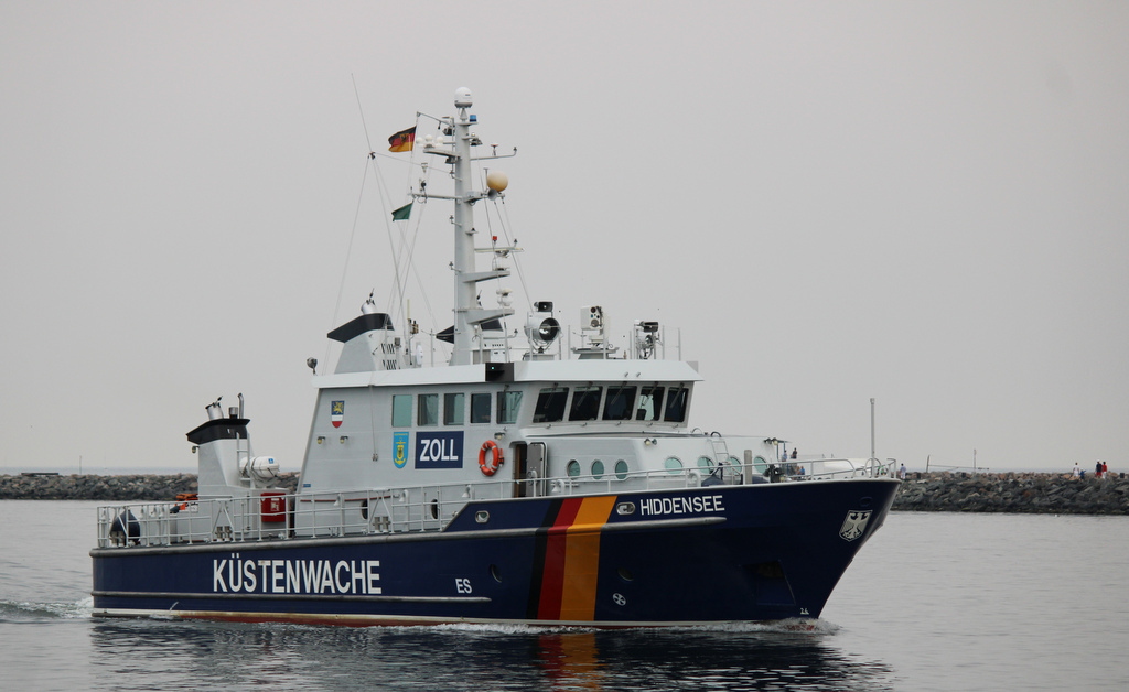 Zollboot HIDDENSEE beim Einlaufen am 20.06.2021 in Warnemünde