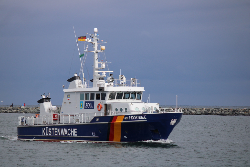 Zollboot HIDDENSEE beim Einlaufen am 18.09.2021 in Warnemünde.