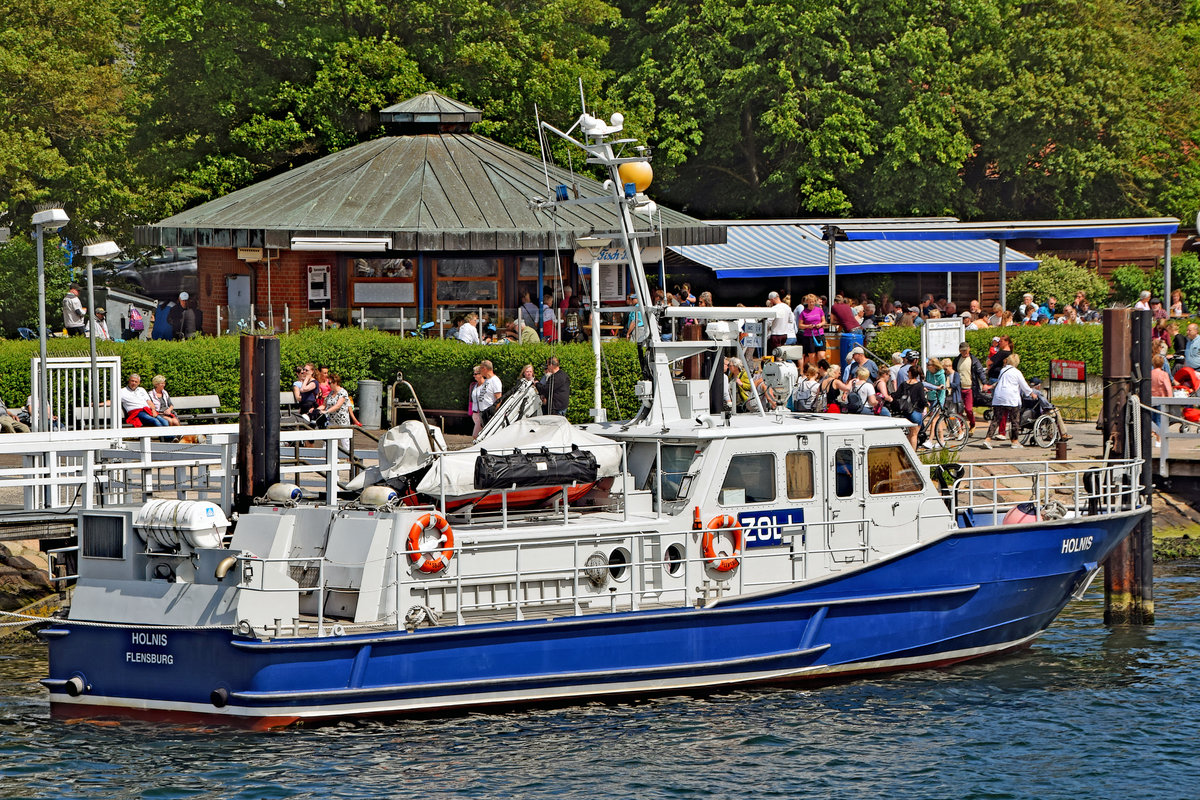 Zollboot HOLNIS am 9.6.2019 im Hafen von Lübeck-Travemünde