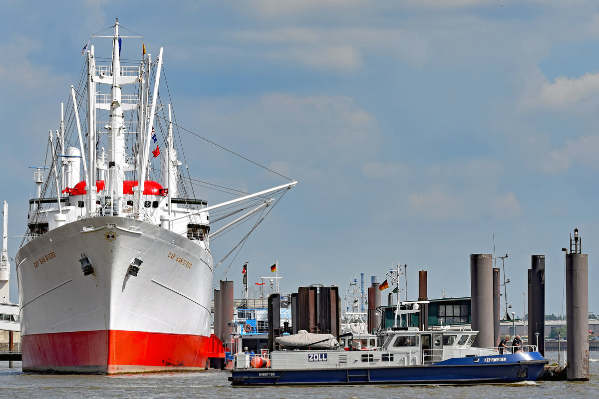 Zollboot KEHRWIEDER am 26.05.2020 im Hafen von Hamburg. Links im Bild ist die CAP SAN DIEGO, welche an der Überseebrücke liegt, zu sehen.