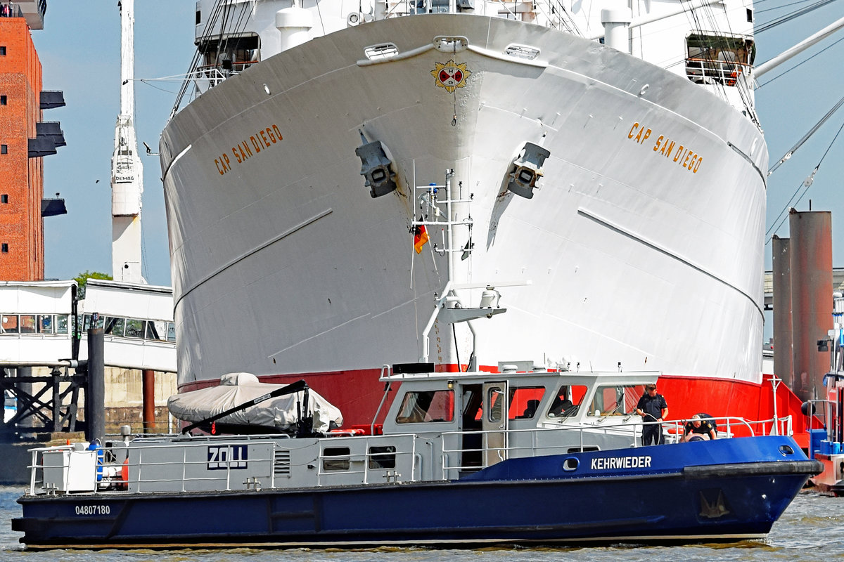 Zollboot KEHRWIEDER (ENI 04807180) vor der CAP SAN DIEGO. Hamburg, 26.05.2020