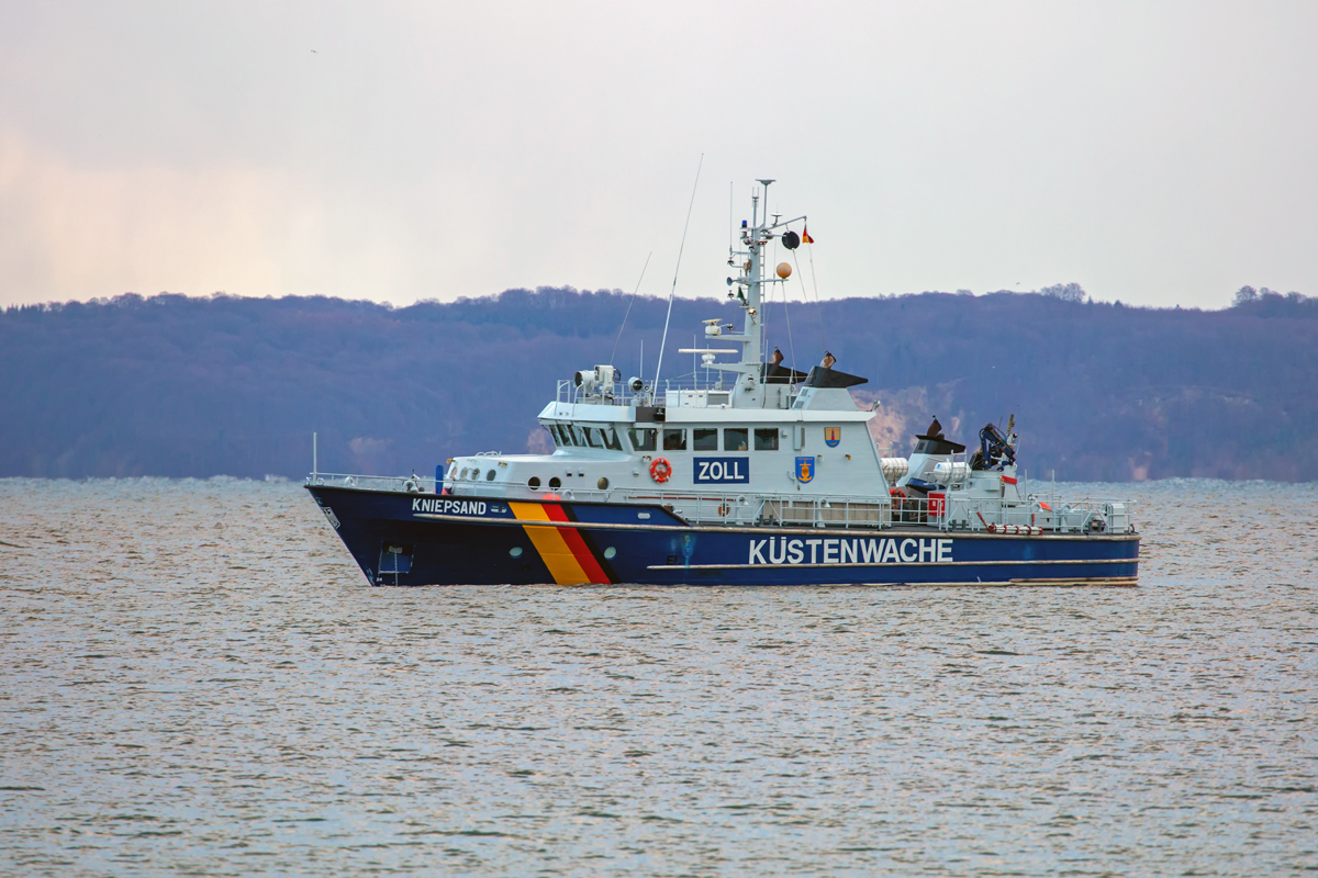 Zollboot KNIEPSAND (IMO 9109067) ankert vor Mukran. - 29.11.2021