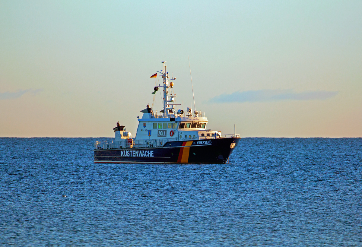 Zollboot KNIEPSAND (IMO 9109067), gesehen mit Ankerball am frühen Abend auf der Prorer Wiek. - 06.01.2022