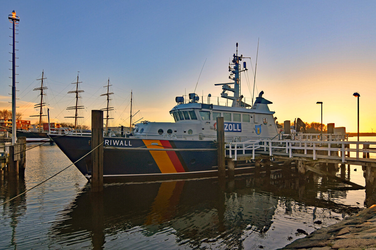 Zollboot PRIWALL am 08.01.2023 in Lübeck-Travemünde