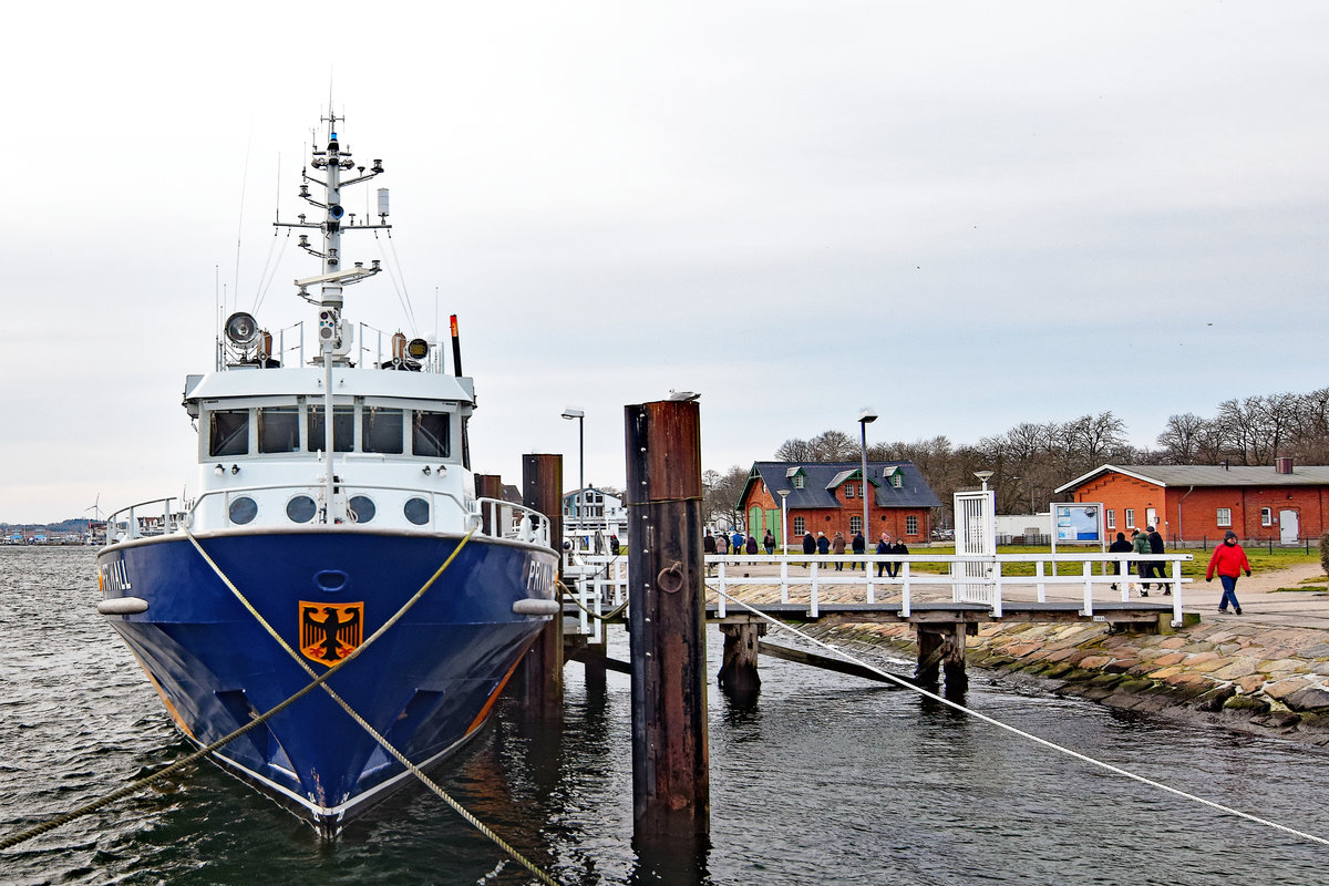 Zollboot PRIWALL am 11.1.2020 im Hafen von Lübeck-Travemünde