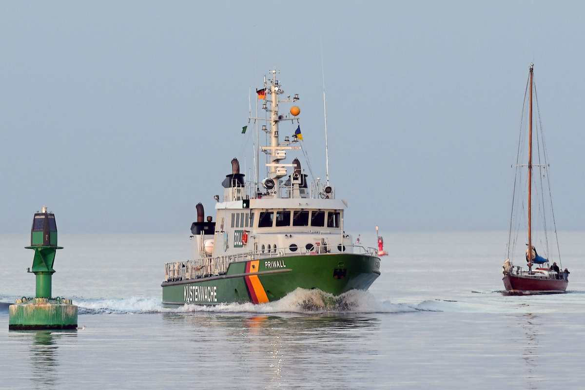 Zollboot PRIWALL am 12.10.2018 in der Ostsee vor Lübeck-Travemünde