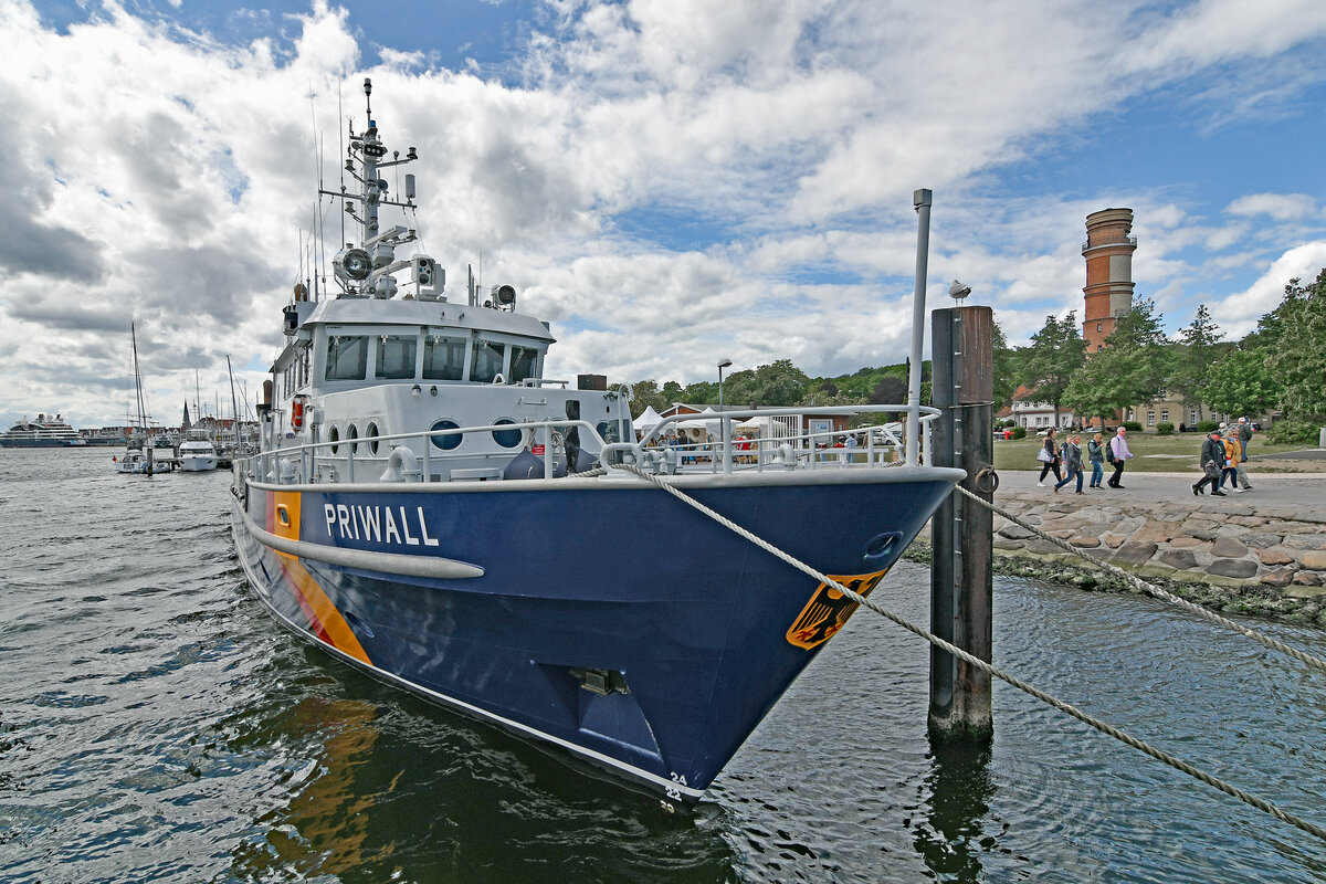 Zollboot PRIWALL am 26.05.2022 im Hafen von Lübeck-Travemünde