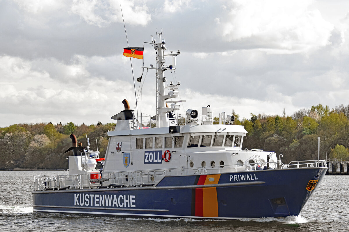 Zollboot PRIWALL am 6.5.2021 in Lübeck-Travemünde