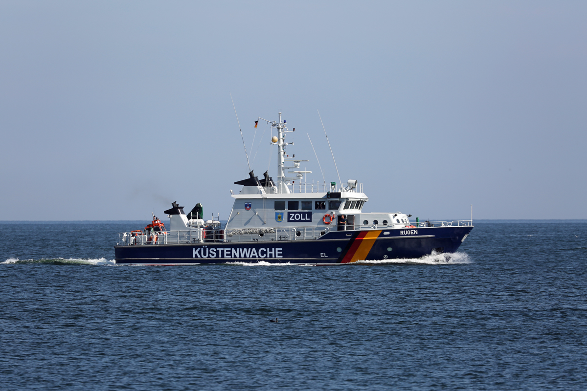 Zollboot Rügen (nun auch in blau) vor Sassnitz. - 13.07.2018 