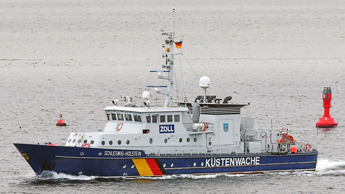 Zollboot SCHLESWIG-HOLSTEIN am 10.02.2023 in der Kieler Förde vor Laboe