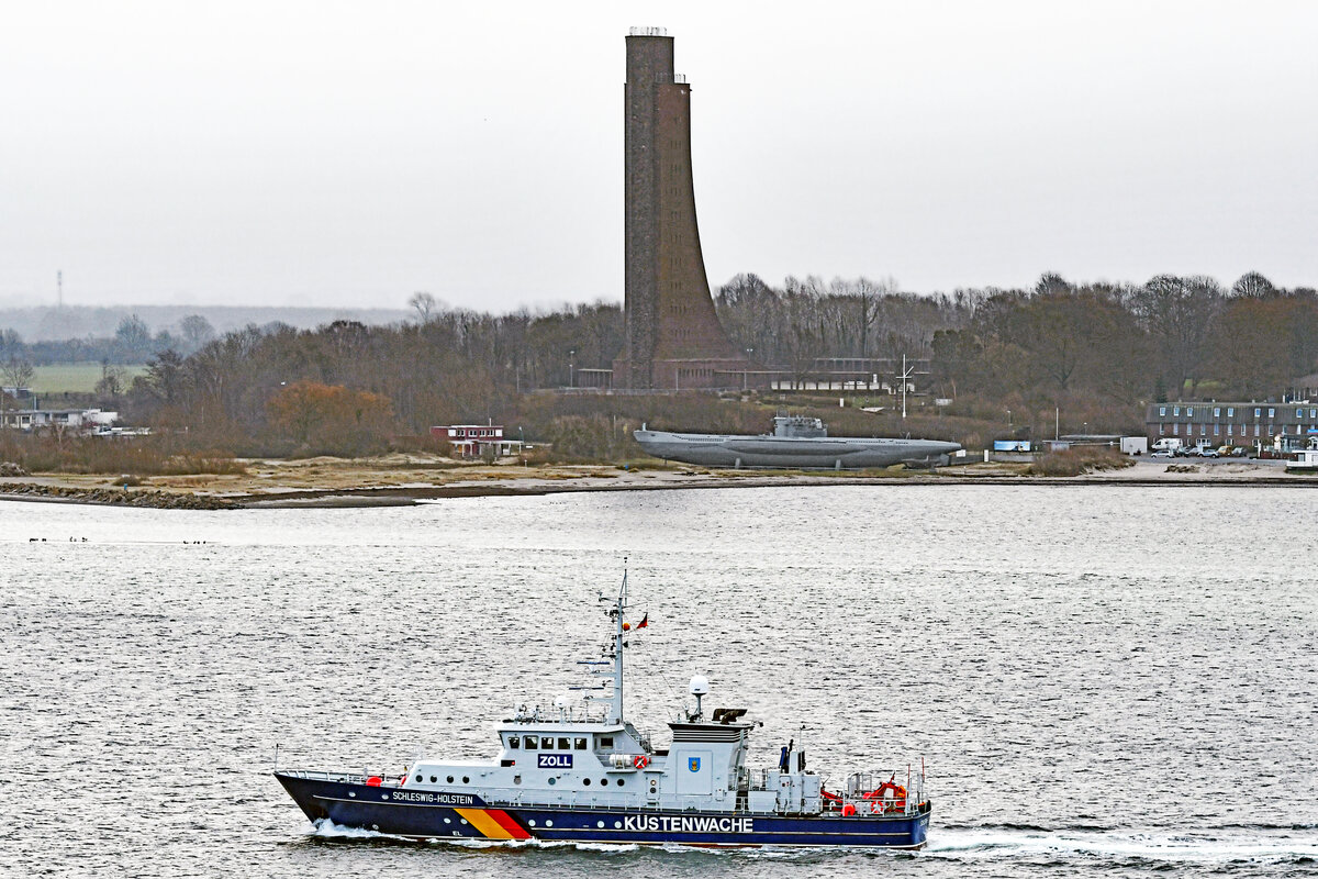 Zollboot SCHLESWIG-HOLSTEIN am 10.02.2023 in der Kieler Förde vor Laboe