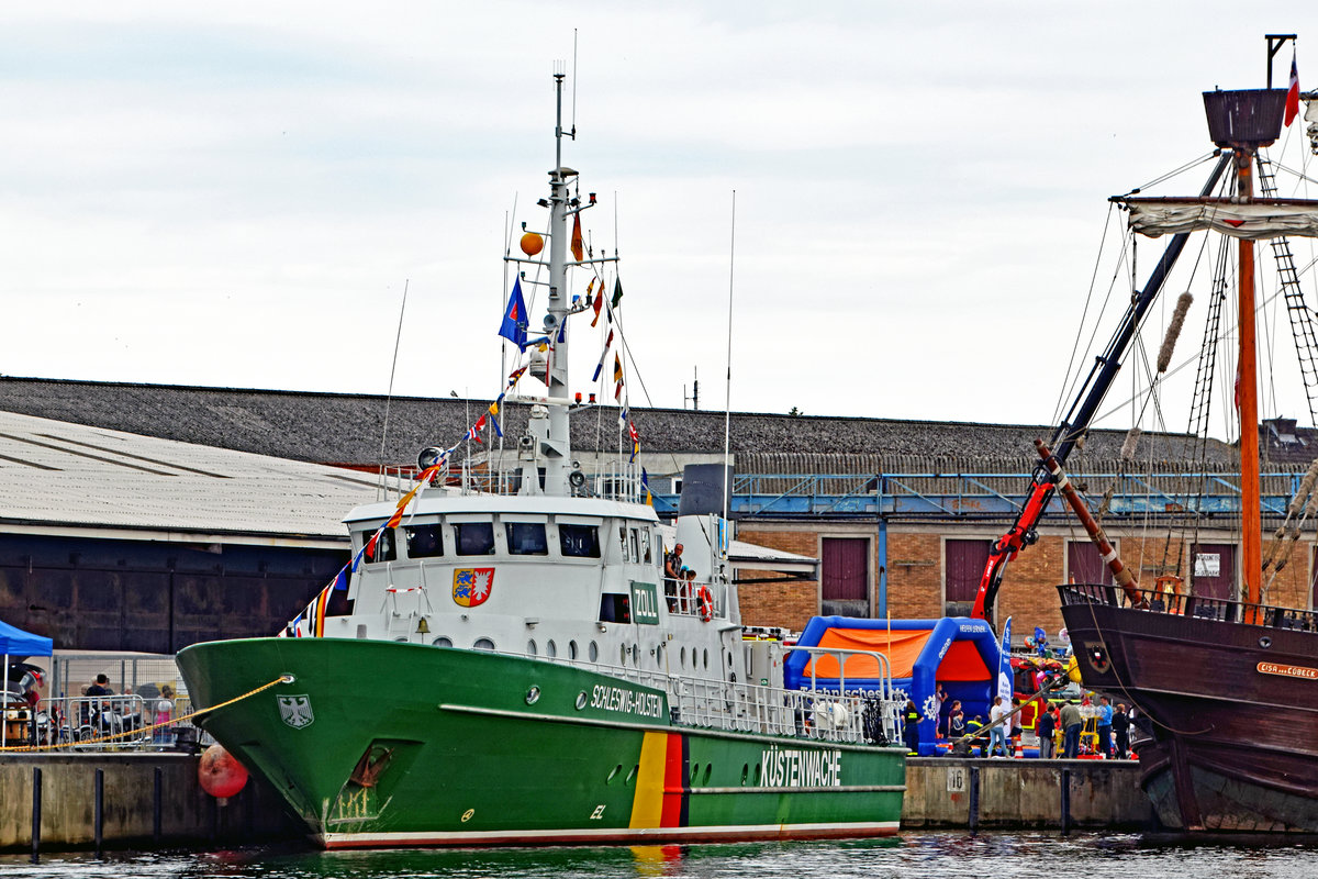 Zollboot SCHLESWIG-HOLSTEIN am 13.7.2019 im Hafen von Neustadt/Holstein. Zum  10. Tag der Küstenwache  war  Open-Ship  auf den dort liegenden Fahrzeugen der Küstenwache. Mitfahrten waren auf bestimmten Booten möglich.