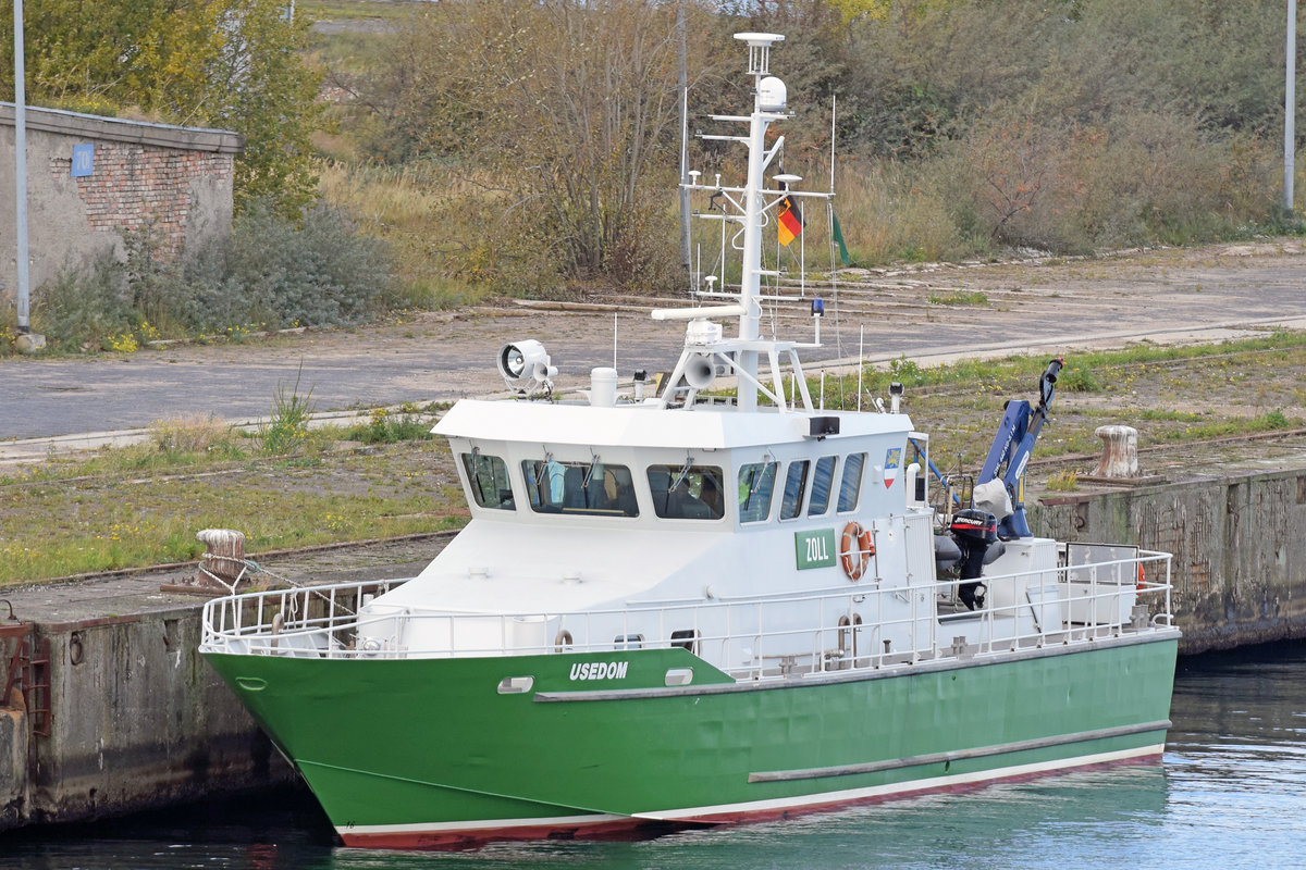 Zollboot USEDOM am 31.10.2018 im Hafen von Rostock-Warnemünde