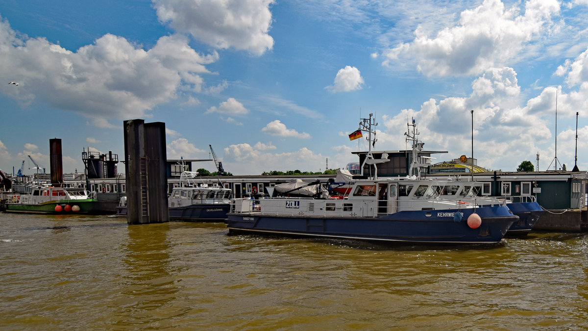 Zollboote (darunter KEHRWIEDER) an der Überseebrücke im Hafen von Hamburg. Aufnahme vom 26.05.2020.


In den grünen Gebäuden im Hintergrund sind u.a. Diensträume des Wasserzolls. Anfang der 1990er-Jahre hatte auch der Landzolldienst auf der Überseebrücke eine Grenzaufsichtsstelle(GASt). Diese GASt Nord gehörte zum Zollkommissariat Freihafen, dessen Angehöriger ich war. Gelegentlich führten Land- und Wasserzolldienst gemeinsame Dienste durch, z.B. bei Schiffsdurchsuchungen.