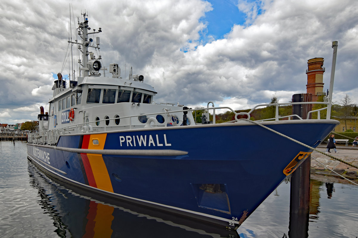 Zollkreuzer PRIWALL am 25.04.2020 im Hafen von Lübeck-Travemünde