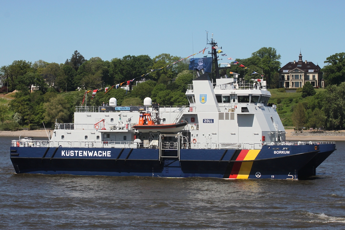 Zollschiff BORKUM (IMO 9500376); Eigner/Betreiber: Zoll; Datum: 08.05.2026; Aufnahmeort: Elbe/Hafen Hamburg, Deutschland. Das Bild entstand anl�sslich der Einlaufparade zum 837. Hafengeburtstag.