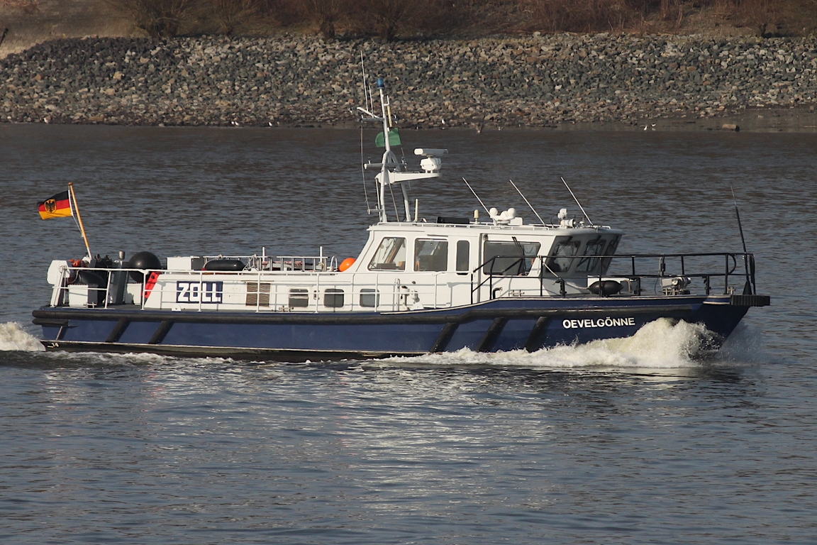 Zollschiff OEVELGÖNNE (MMSI 211307170); Eigner/Betreiber: Zoll; Datum: 09.03.2026; Aufnahmeort: Elbe/Hafen Hamburg, Deutschland. (internat. Suchbegriff: OEVELGOENNE )
