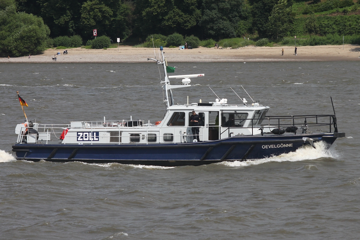 Zollschiff OEVELG�NNE (MMSI 211307170); Eigner/Betreiber: Zoll; Datum: 25.07.2026; Aufnahmeort: Elbe/Hafen Hamburg, Deutschland. (internat. Suchbegriff: OEVELGOENNE )