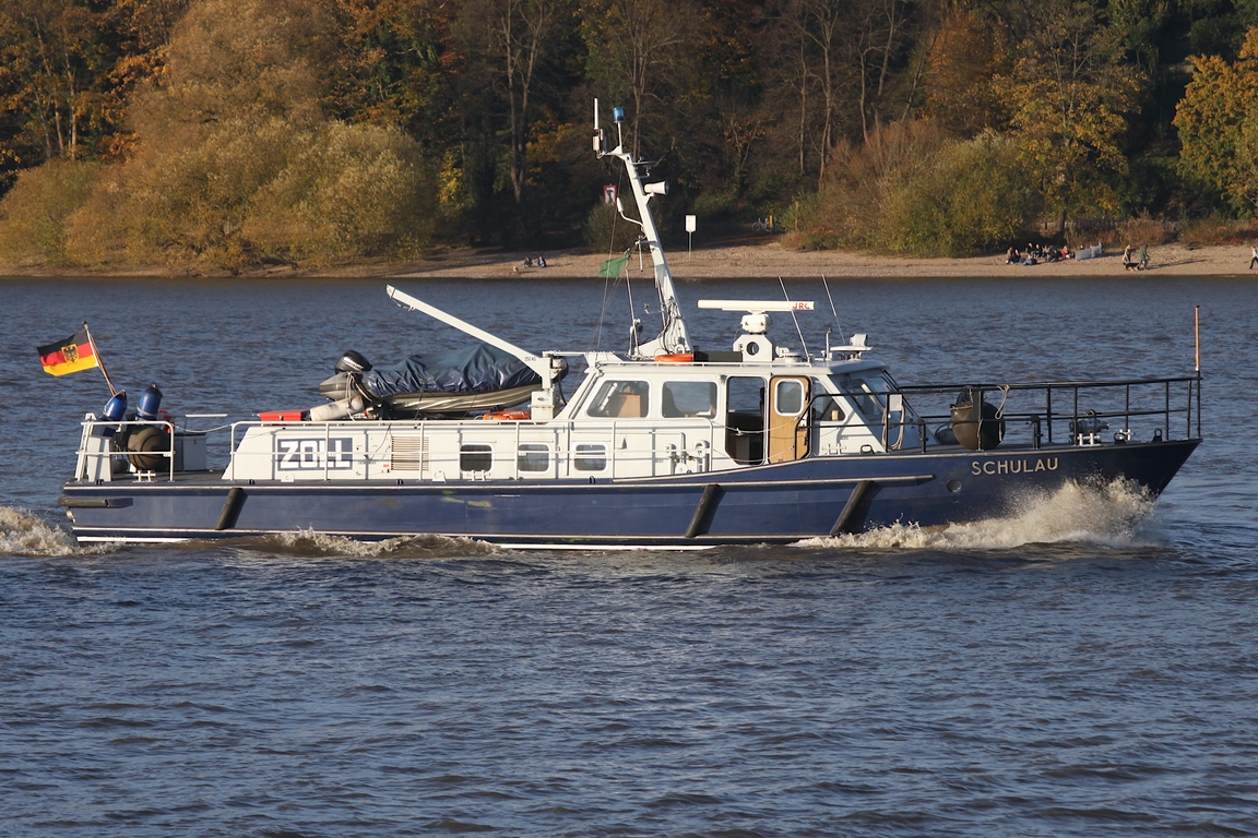 Zollschiff SCHULAU (ENI 04606570); Eigner/Betreiber: Zoll; Datum: 06.11.2025; Aufnahmeort: Elbe/Hafen Hamburg, Deutschland. Das Bild zeigt die SCHULAU auf Höhe Bubendey Ufer.