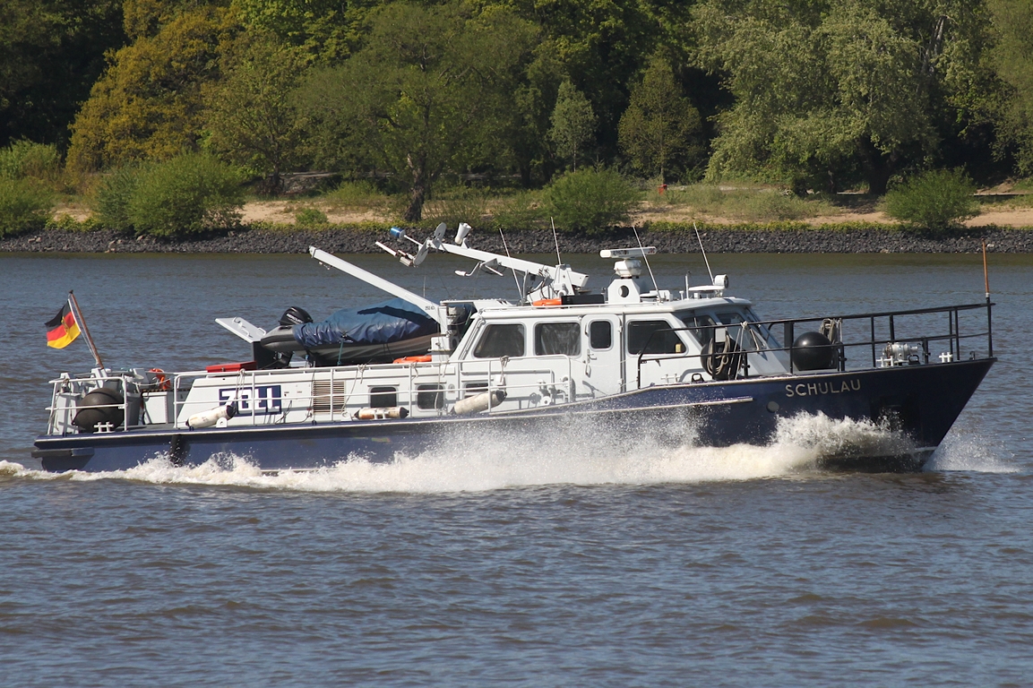 Zollschiff SCHULAU (ENI 04606570); Eigner/Betreiber: Zoll; Datum: 29.04.2026; Aufnahmeort: Elbe/Hafen Hamburg, Deutschland.