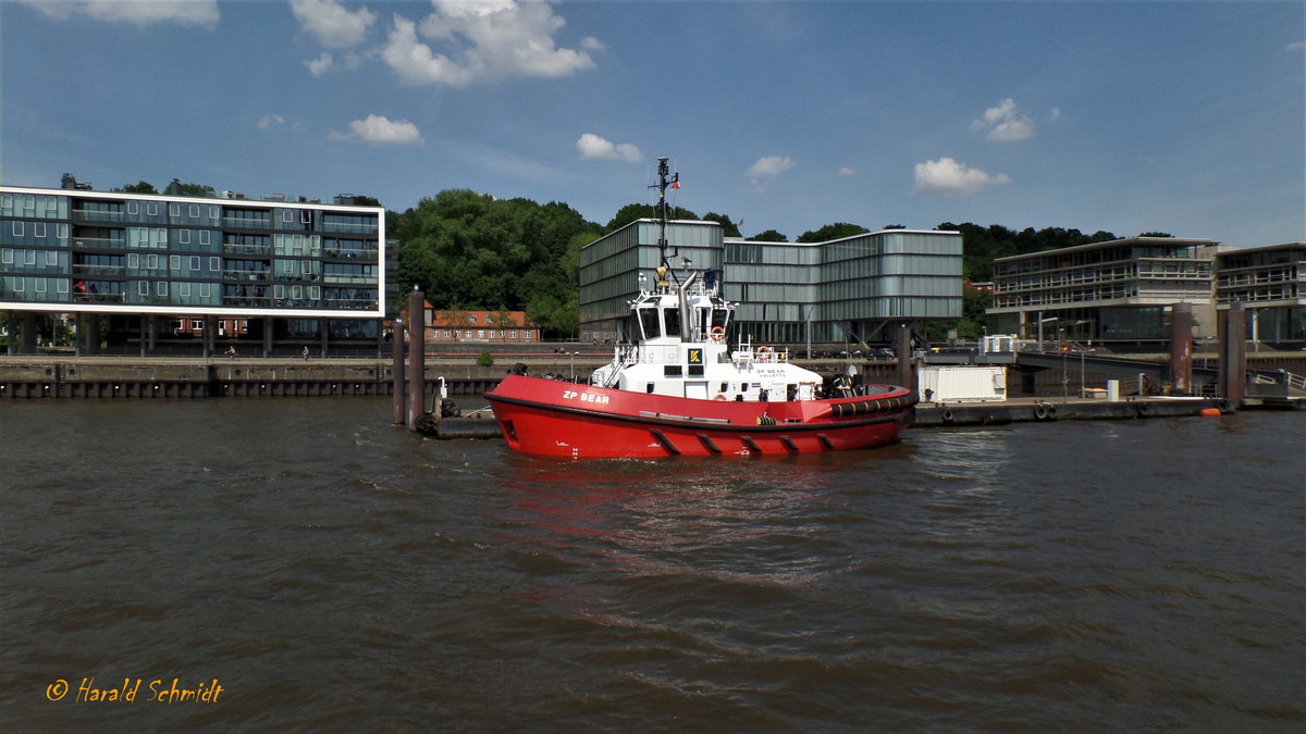 ZP BEAR (IMO 9701982) am 15.5.2018, Hamburg, Elbe Höhe Altona /

Schlepper / Damen ATD 2412 /  BRZ 299  / Lüa 24,74m, B 12,63 m, Tg 6,45 m / 2 Caterpillar-Diesel, C4.4 DITA,  ges. 4200 kW, 5712 PS, 12 kn, Pfahlzug 70 t / 2015 gebaut / Eigner: Elisabeth Ltd, Malta, Manager: Kotug, Flagge: Malta, Heimathafen: Valetta /
