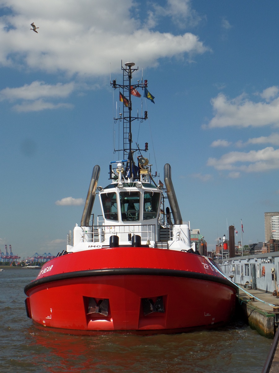 ZP BEAR (IMO 9701982) am 16.7.2018, Hamburg, Elbe Schlepperponton St. Pauli /

Schlepper / Damen ATD 2412 /  BRZ 299  / Lüa 24,74m, B 12,63 m, Tg 6,45 m / 2 Caterpillar-Diesel, C4.4 DITA,  ges. 4200 kW, 5712 PS, 12 kn, Pfahlzug 70 t / 2015 gebaut / Eigner: Elisabeth Ltd, Malta, Manager: Kotug, Flagge: Malta, Heimathafen: Valetta /

